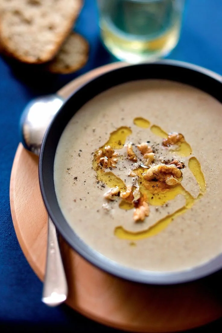 Assortiment de soupes réconfortantes aux saveurs de l'automne dans des bols.