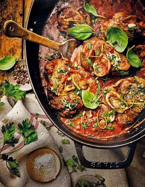 Assiette de plats du dimanche midi appétissants pour un repas convivial.