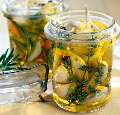 Ail confit au thym et au romarin, plat savoureux et aromatique.