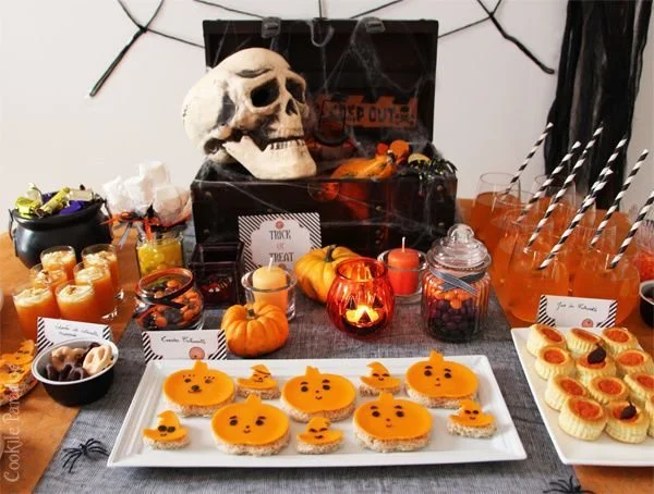 Apéro dînatoire Halloween en noir, orange et blanc avec des amuse-bouches créatifs.