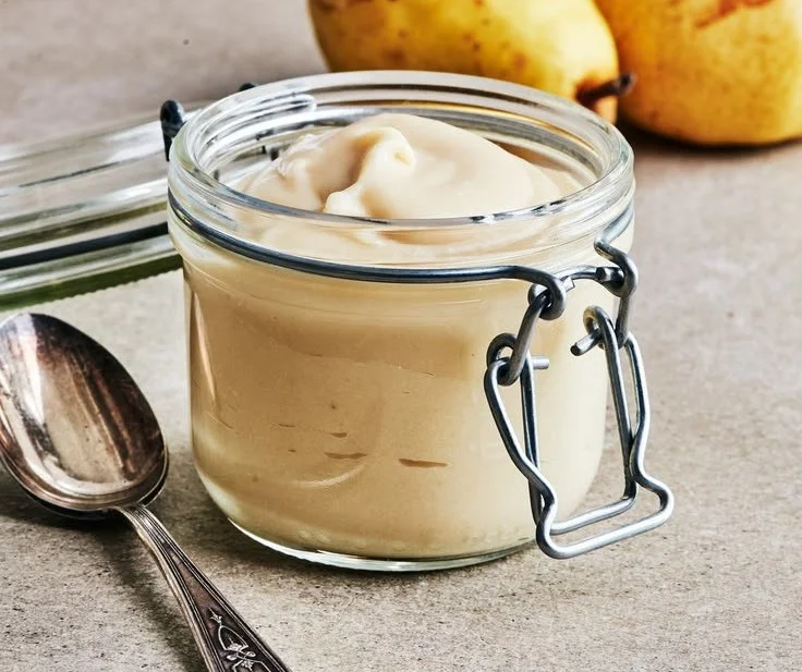 Beurre de poires fait maison dans un bocal, prêt à être dégusté