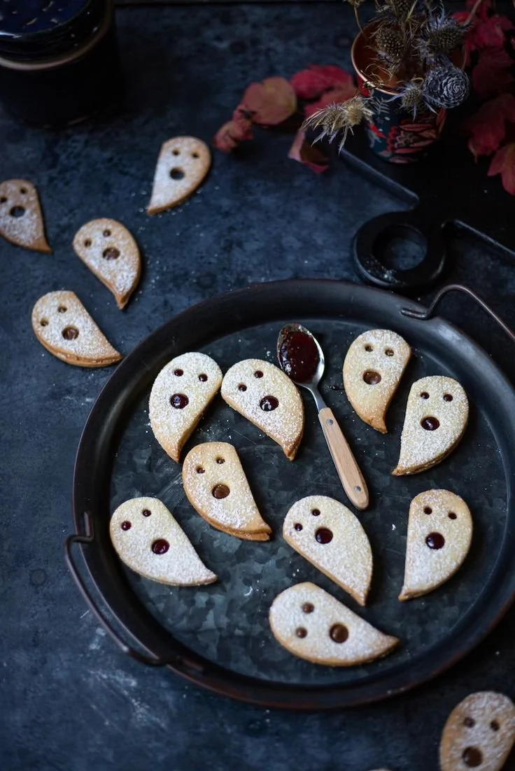 Biscuits fantôme décorés pour Halloween avec chocolat et casserole