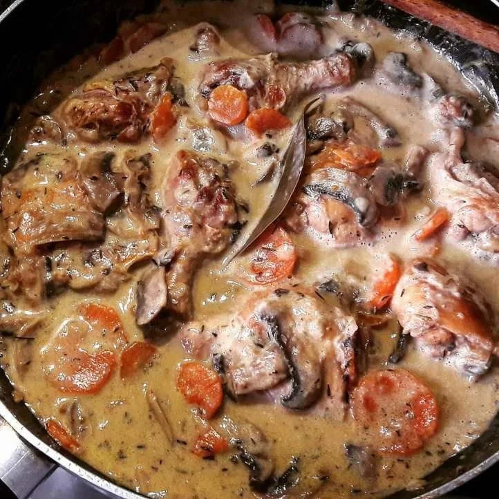 Blanquette de poulet servie avec des légumes frais