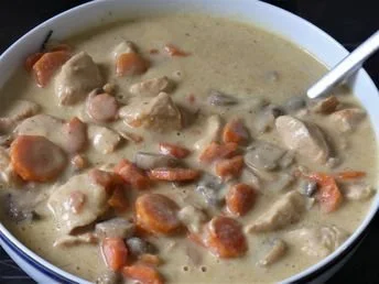 Blanquette de poulet à l'ancienne servie avec des légumes et du riz