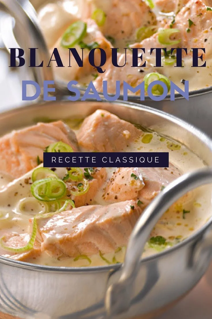 Blanquette de saumon servie avec des légumes frais et une sauce crémeuse.
