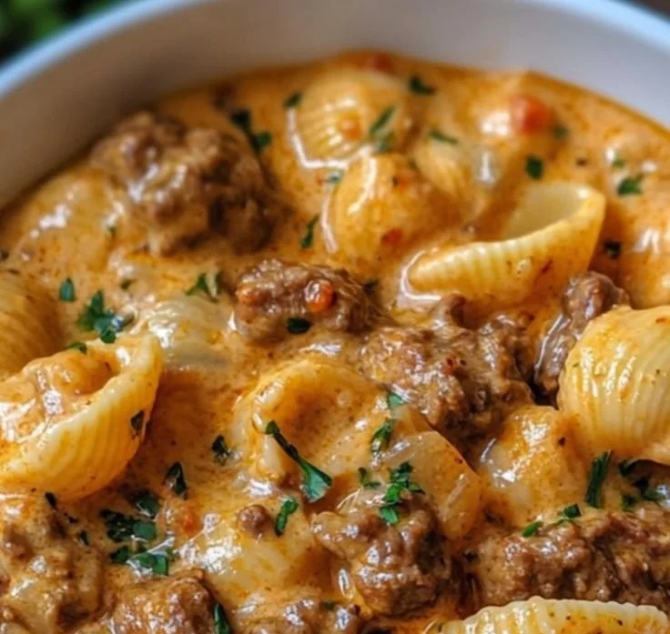 Recette de bœuf crémeux aux coquilles, plat savoureux et réconfortant.