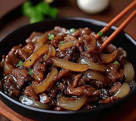 Bœuf Sauté aux Oignons savoureux servi dans un plat appétissant.