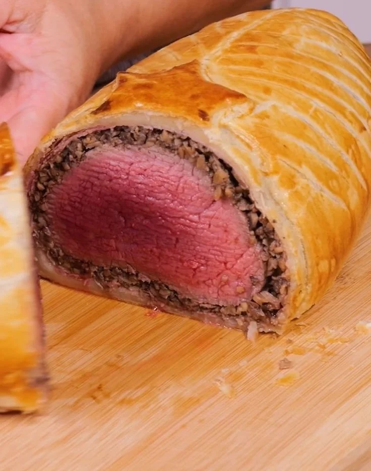 Un Boeuf Wellington parfaitement cuit sur un plat élégant