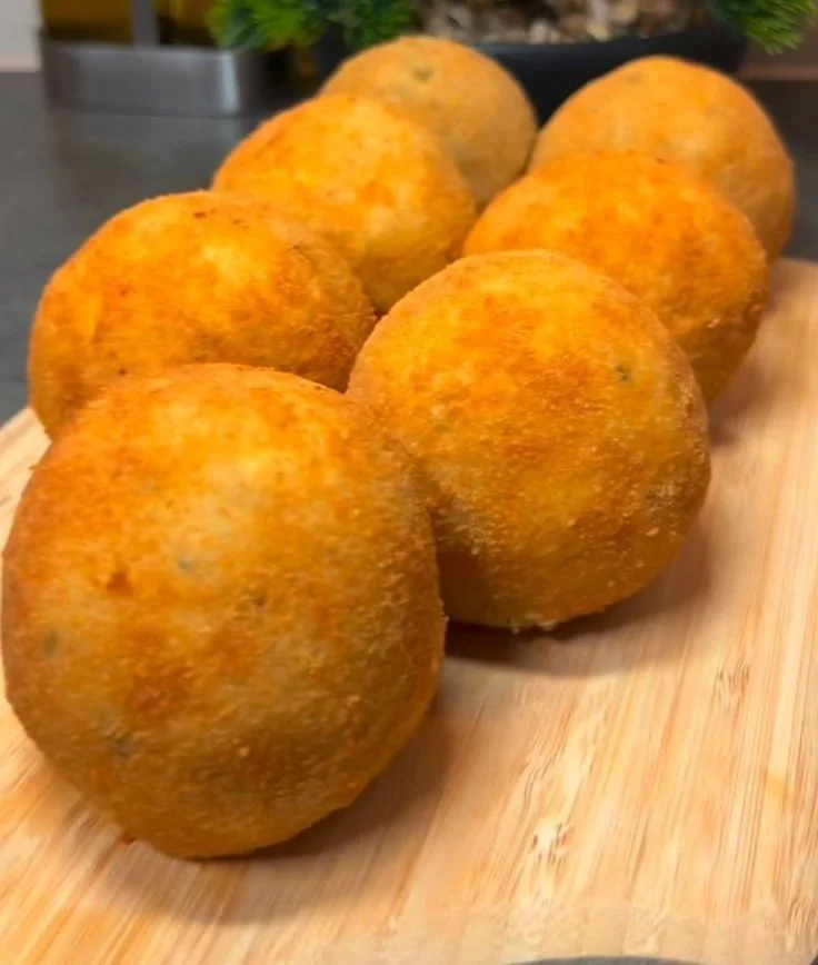 Boules de pommes de terre dorées et croustillantes servies sur une assiette
