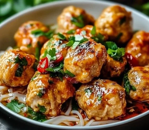 Boulettes de poulet thaïlandaises au four, prêtes à déguster
