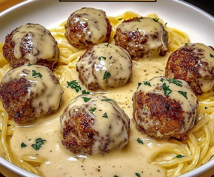 Boulettes de viande nappées d'une sauce Roquefort crémeuse et délicieuse