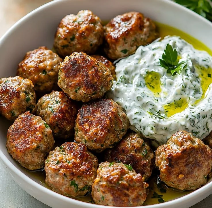 Boulettes grecques moelleuses accompagnées de tzatziki frais