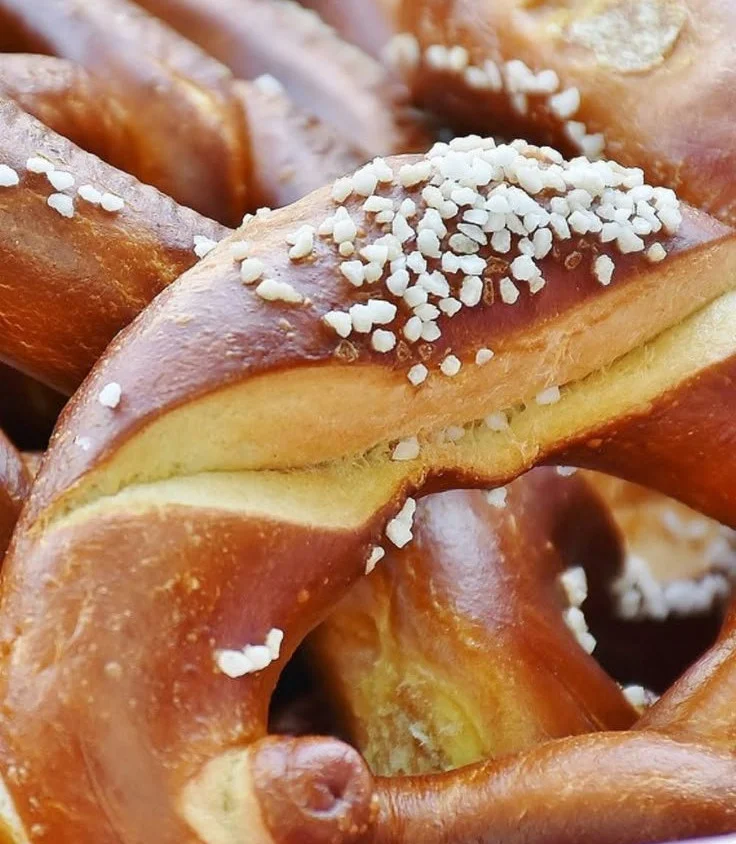 Bretzel alsacien traditionnel sur une table en bois