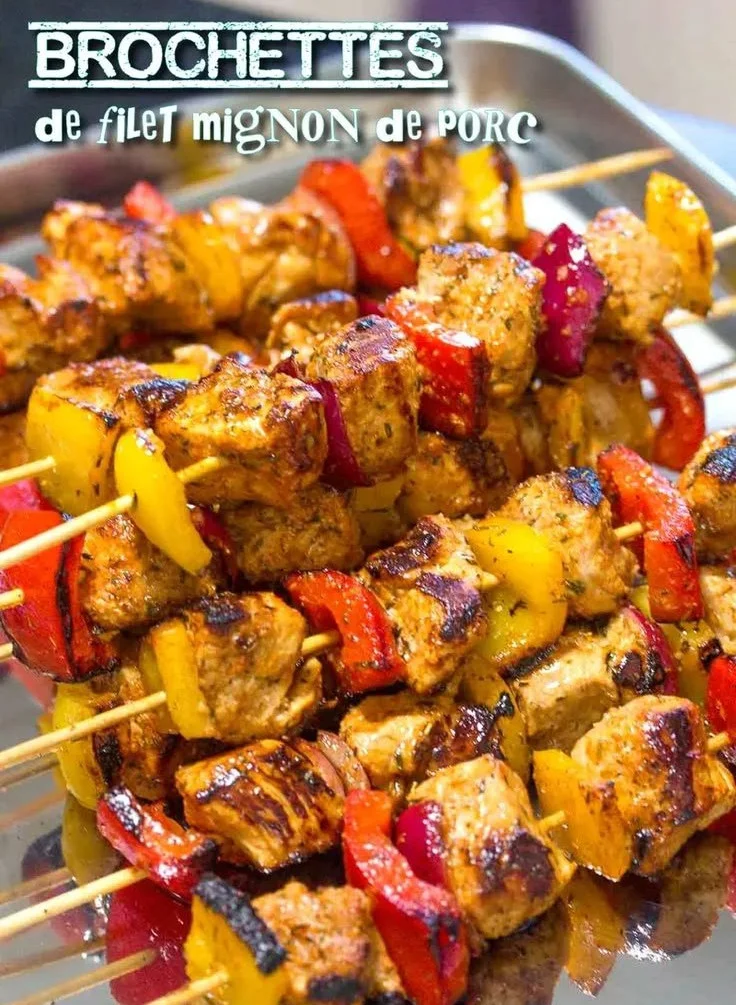 Brochettes de filet mignon mariné prêtes à cuire sur le gril