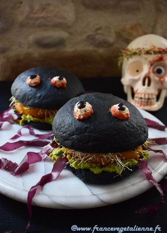Burgers végétaliens d'Halloween avec araignées décoratives