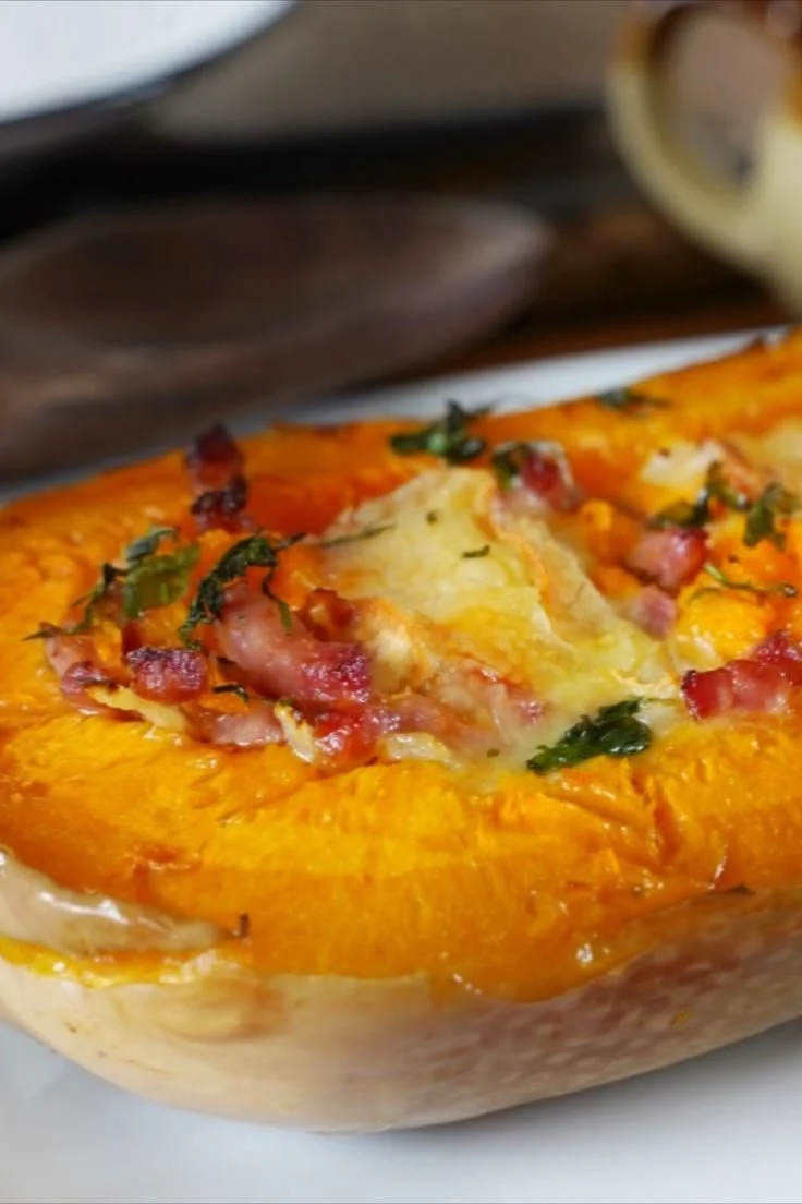 Butternut farcie au fromage et aux lardons, plat coloré et appétissant