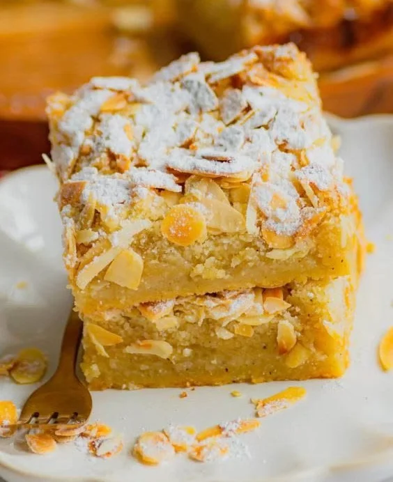 Carrés crumble aux amandes ultra moelleux, un dessert délicieux et gourmand.