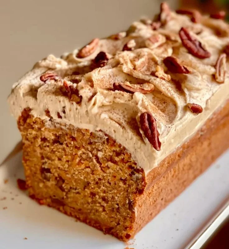 Carrot Cake Glaçage Chai Latte, un dessert automnal moelleux et épicé.