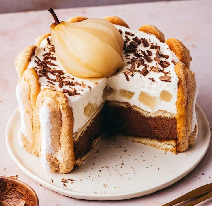 Charlotte Poire Chocolat avec poires et chocolat en dessert élégant