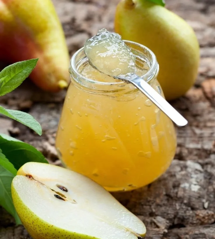 Pot de confiture de poires aux épices fait maison