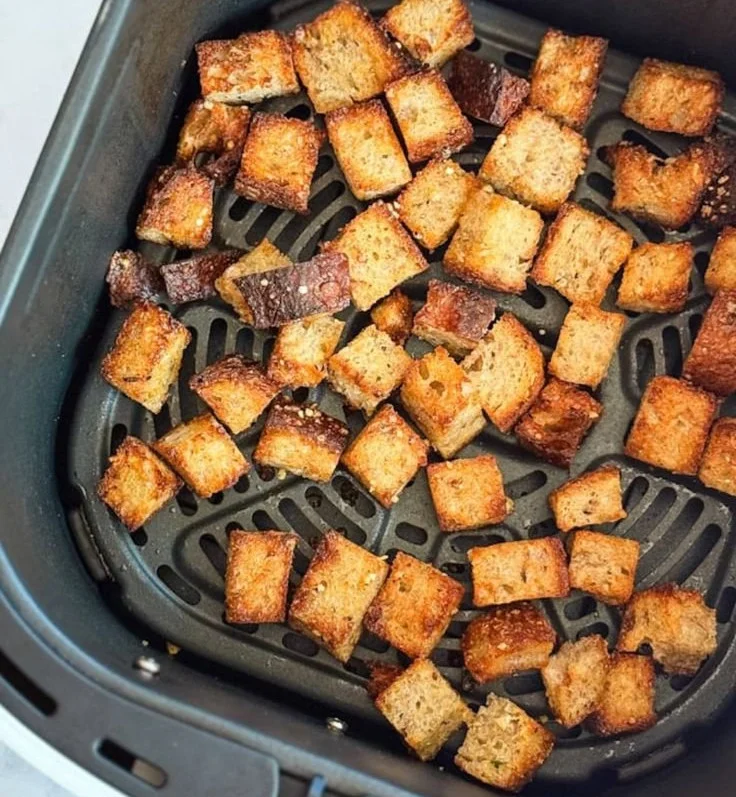 Croûtons maison croustillants sur une assiette, idéaux pour les soupes et salades