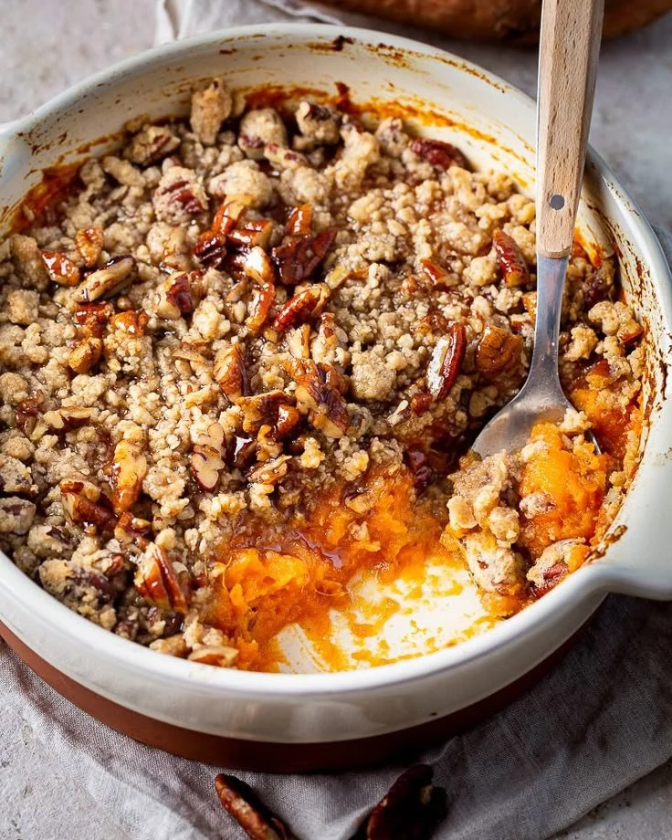 Crumble de Patate douce aux noix de pécan, plat savoureux et réconfortant.