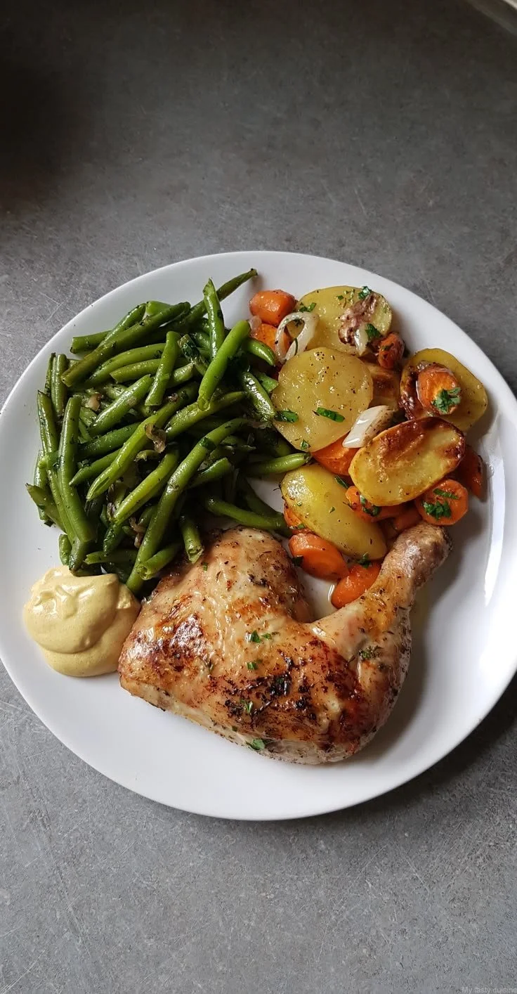 Cuisses de poulet dorées avec des légumes rôtis au four pour un plat savoureux.