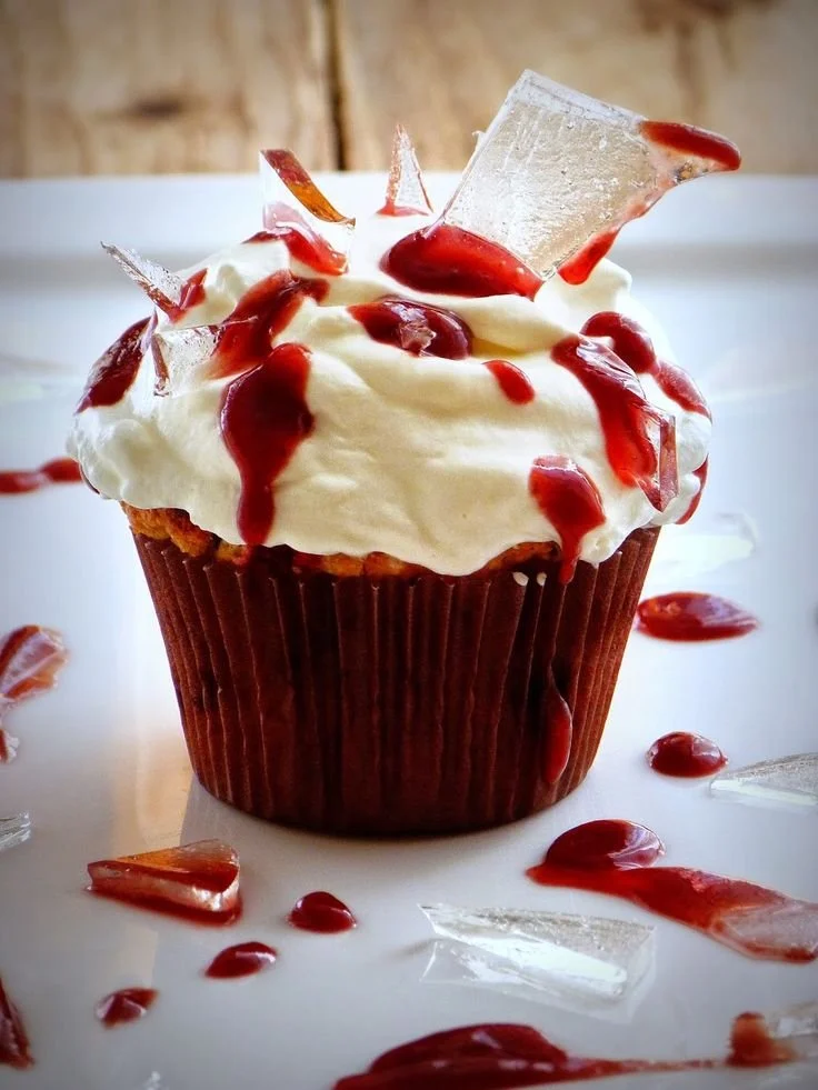 Cupcakes sanglants d'Halloween décorés pour une fête terrifiante