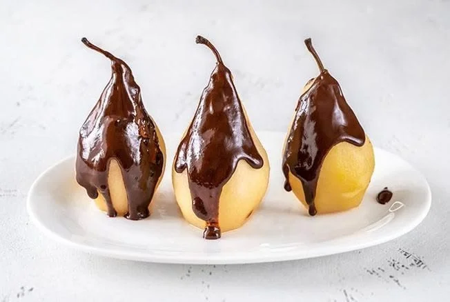 Recette des poires Belle-Hélène de Cyril Lignac avec crème chantilly