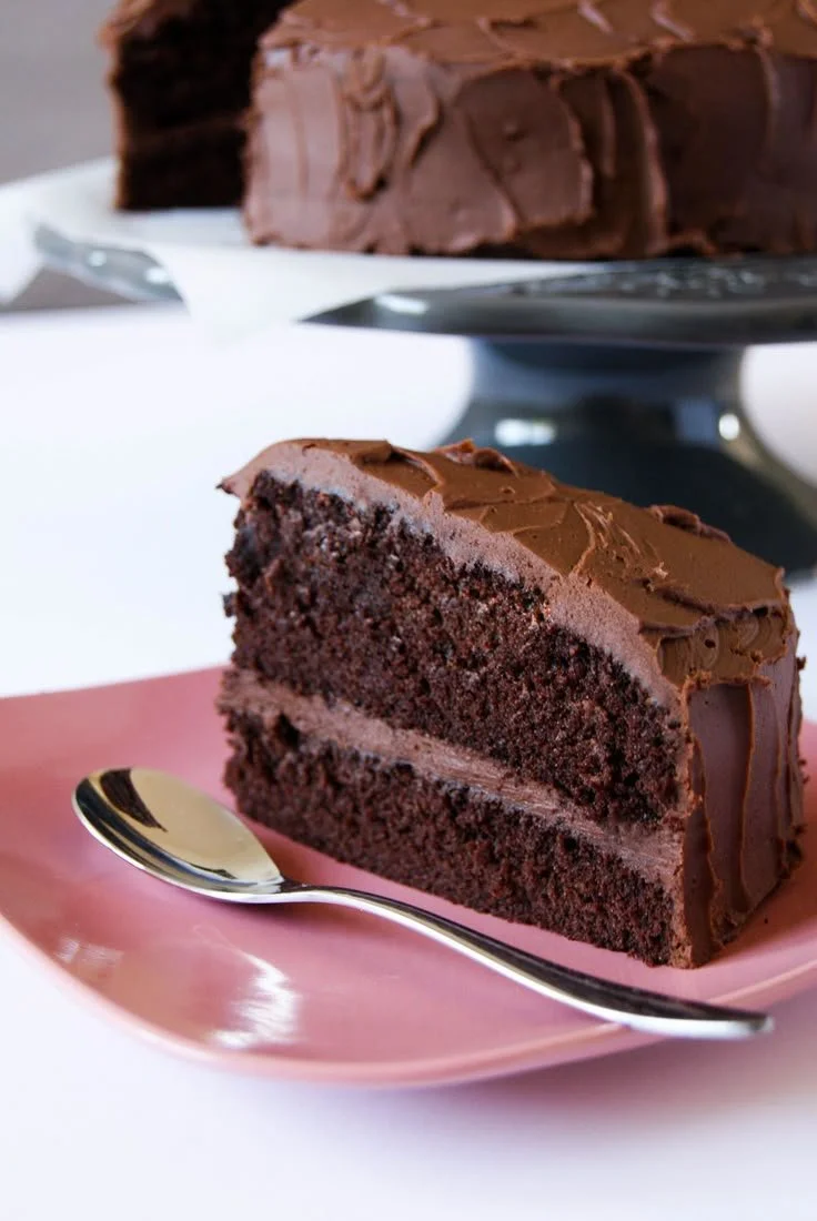 Gâteau au chocolat Devil's Food Cake décoré pour un dessert savoureux.