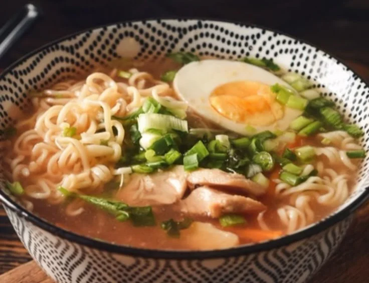 Plat essentiel de la cuisine japonaise présenté avec des ingrédients frais.
