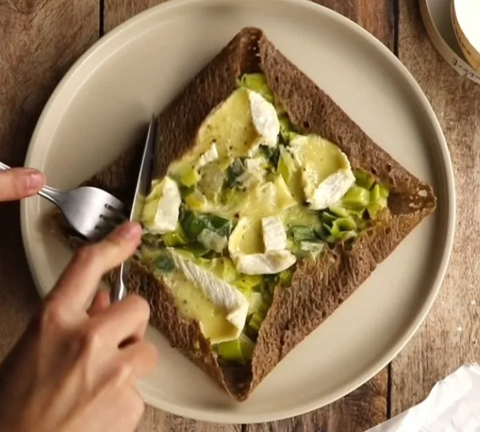 Galette bretonne avec fondue de poireaux et camembert, assiette gourmande
