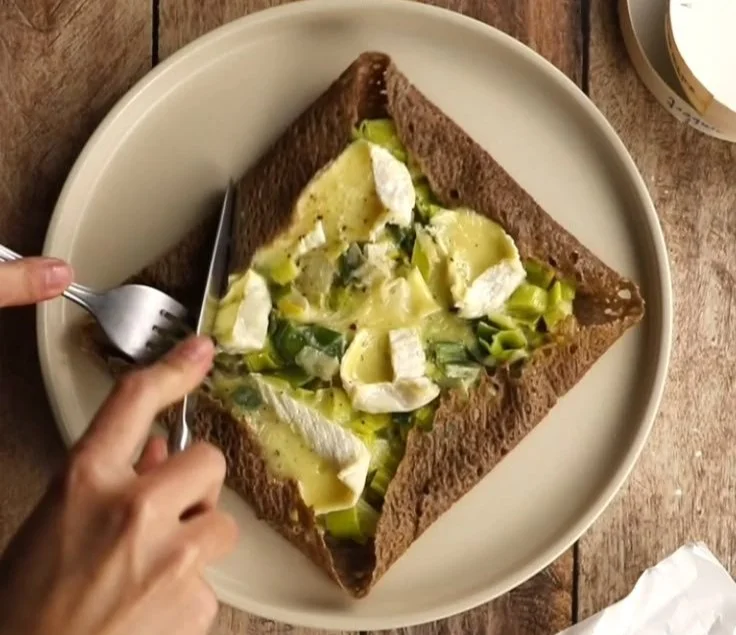 Galette bretonne fondue de poireaux et camembert