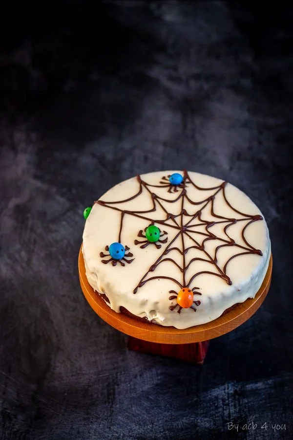 Gâteau au potimarron avec chocolat blanc, décoration d'Halloween