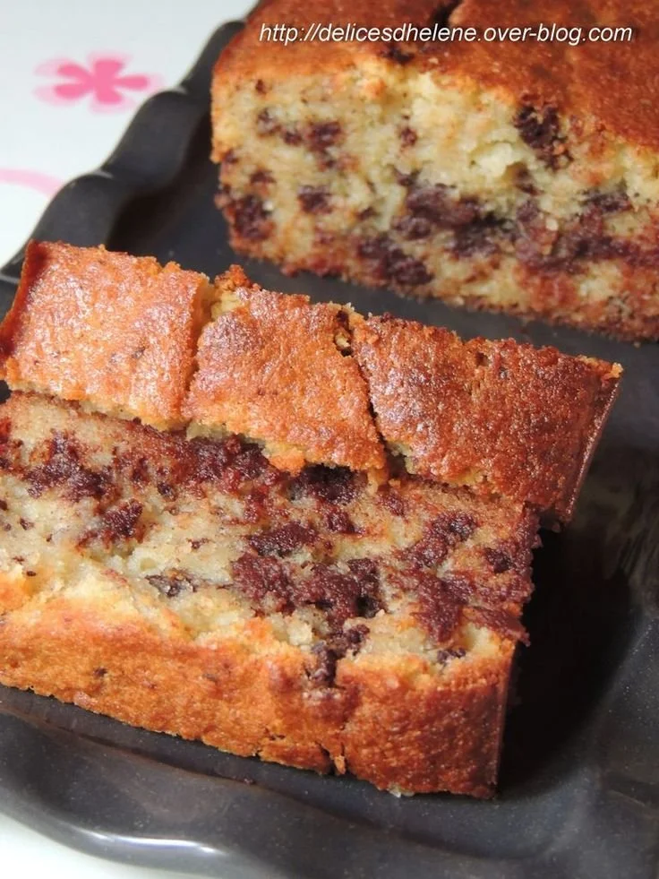 Gâteau fondant poire-amande et chocolat présenté sur une assiette délicate