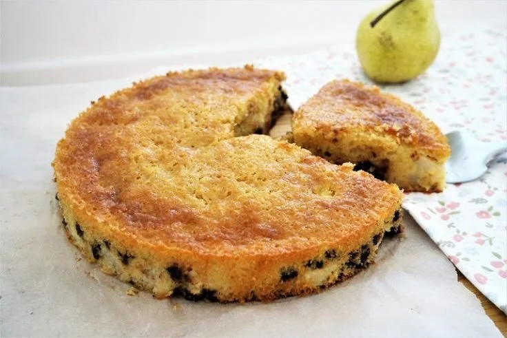 Gâteau moelleux poire chocolat aux Fourneaux, parfait pour un dessert savoureux.