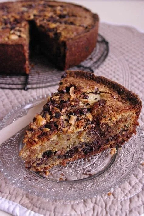 Gâteau poires noisettes et chocolat décoré sur une table