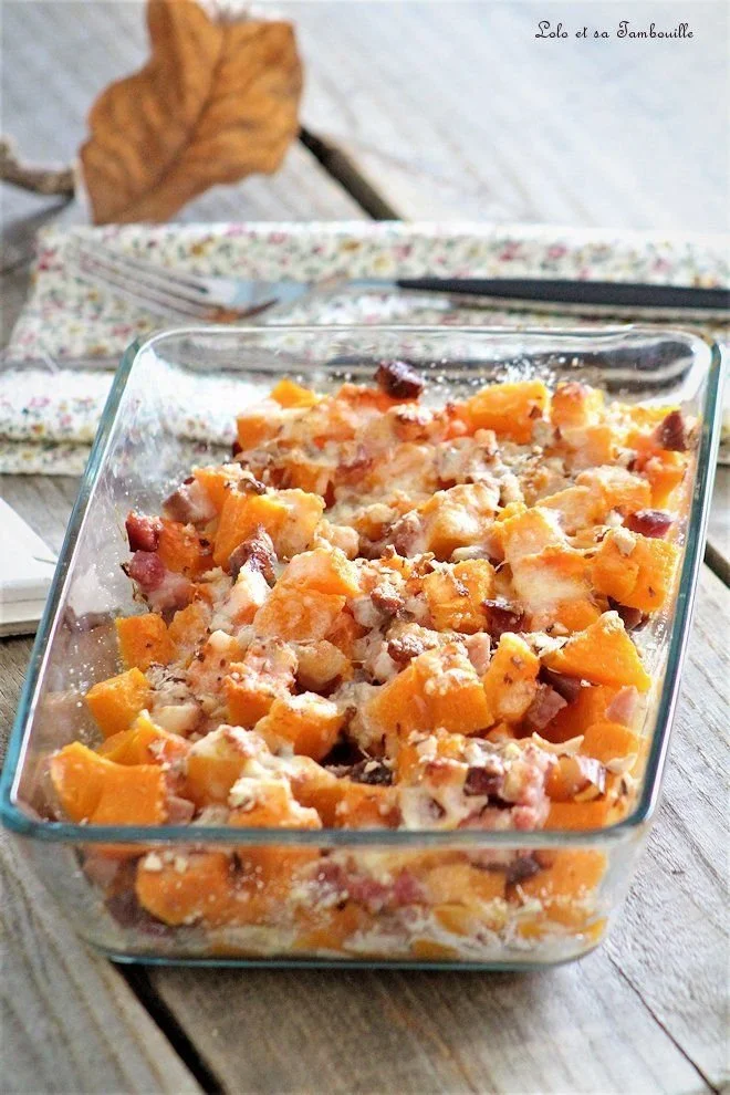 Gratin de butternut au four, crémeux et savoureux, prêt à être dégusté.