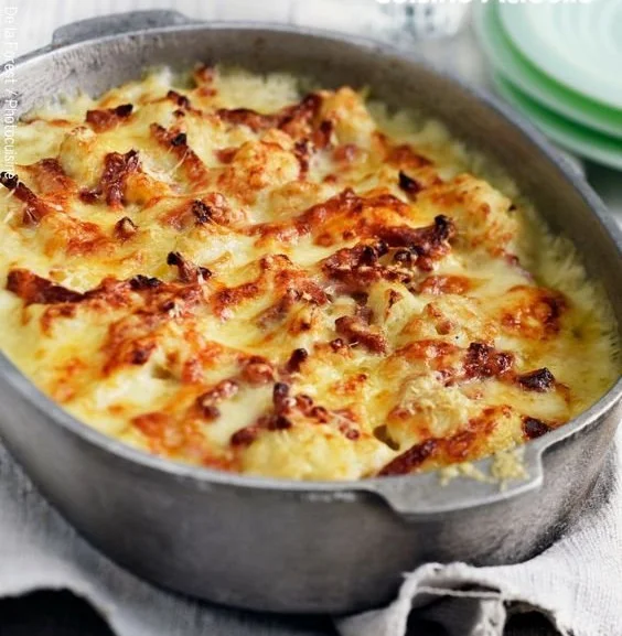 Gratin de chou-fleur aux lardons et au comté, plat savoureux et réconfortant.