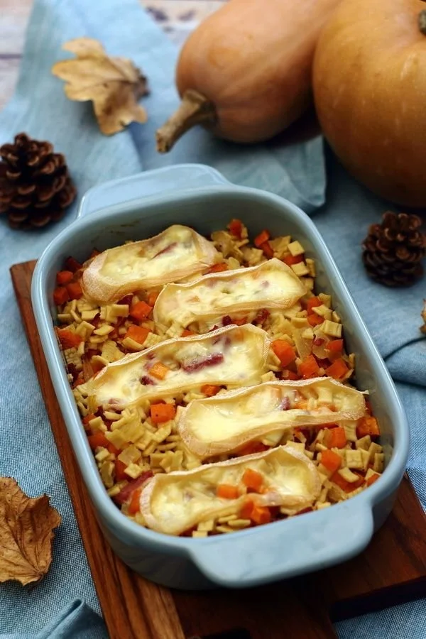 Gratin de crozets à la butternut, bacon et fromage sorti du four, prêt à servir.