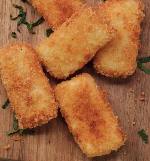 Plat de halloumi pané croustillant avec garniture fraîche