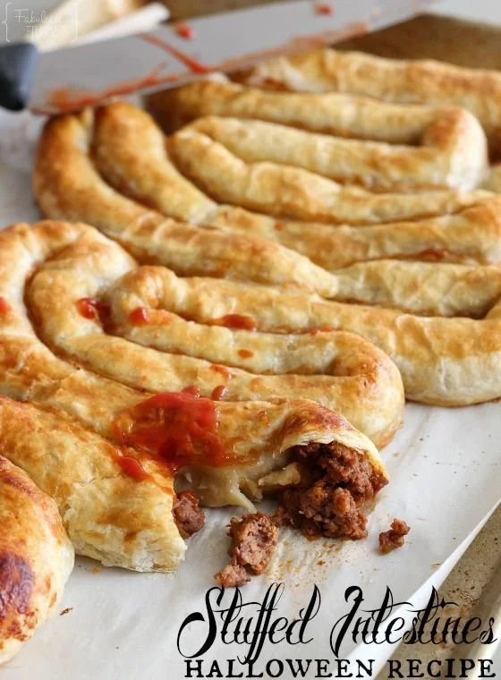 Recette de stuffed puff pastry en forme d'intestins pour un repas d'Halloween