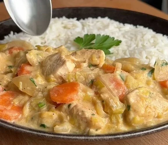 La blanquette de poulet c’est super simple à réaliser et je te jure tu vas te régaler !! 🐔🥕