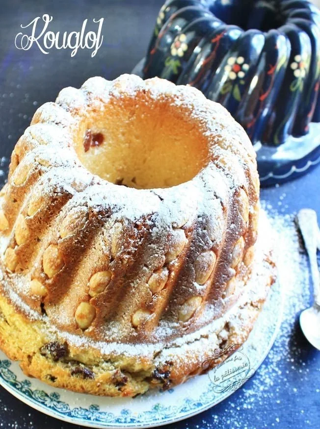 Kouglof alsacien traditionnel fraîchement cuit, garni de fruits secs