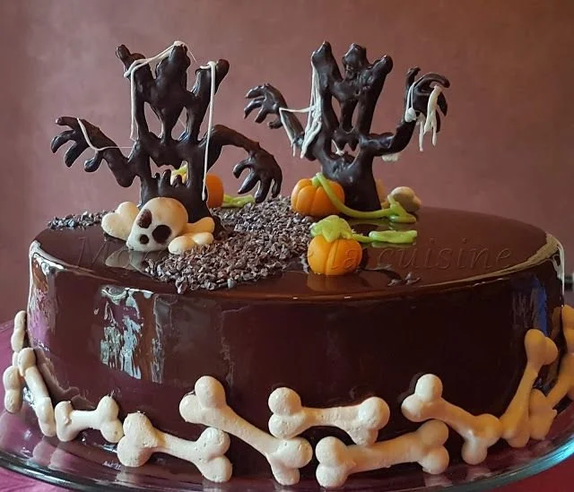 Gâteau d'halloween décoré avec des thèmes de Halloween par Morgane fée la cuisine