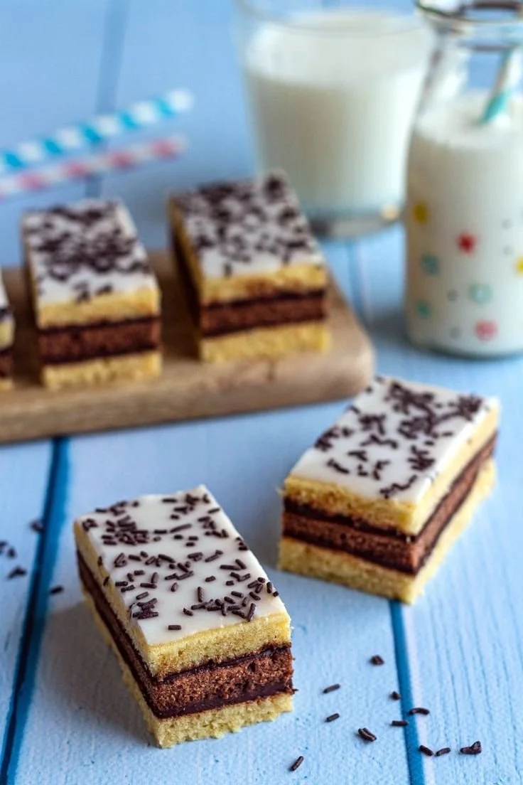 Napolitain maison fait maison, délicieux gâteau au chocolat et vanille