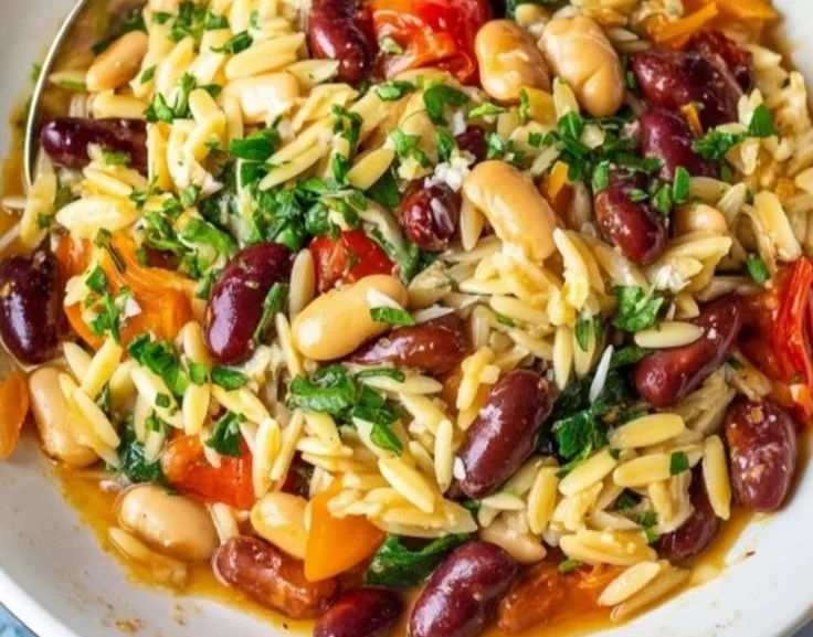 Orzo Méditerranéen aux haricots, un plat coloré et savoureux de la cuisine méditerranéenne.