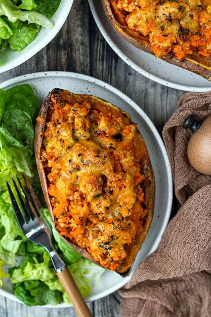 Patate douce farcie au poulet présentée dans une assiette colorée
