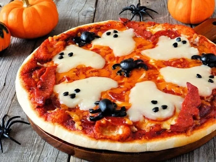 Pizza Halloween effrayante décorée pour une soirée d'Halloween