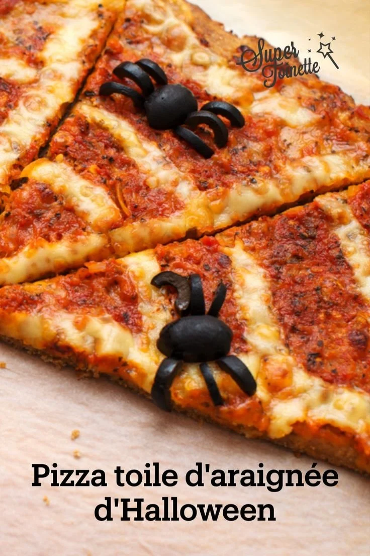 Pizza d'Halloween en forme de toile d'araignée, délicieuse et festive.